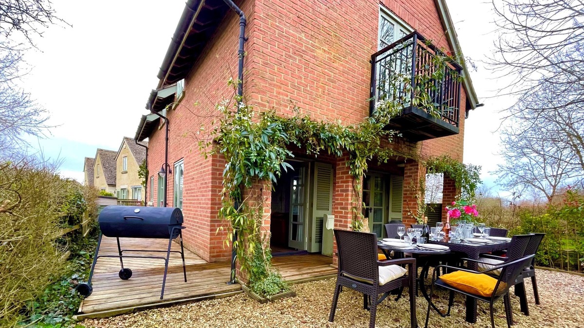 Laverton Cottage | Cosy cottage for family fun with log-burner, spa, private parking, EV & pools