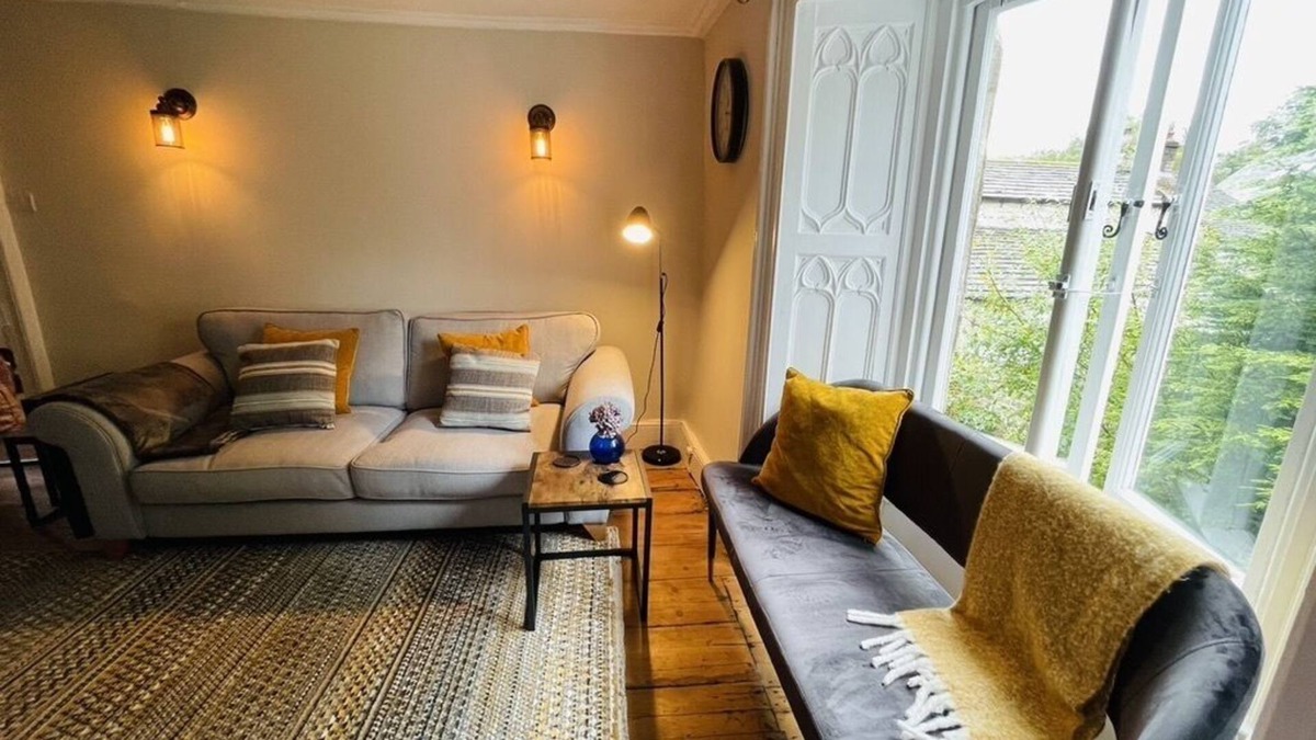 Stoney Middleton House | Cosy Cottage for 6 & Pets Friendly in Hope Valley| Pass the Keys