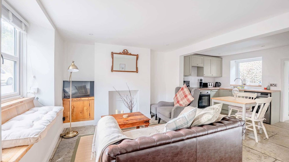 Yeovil House | Cosy Cottage in Crewkerne, Free on Street Parking