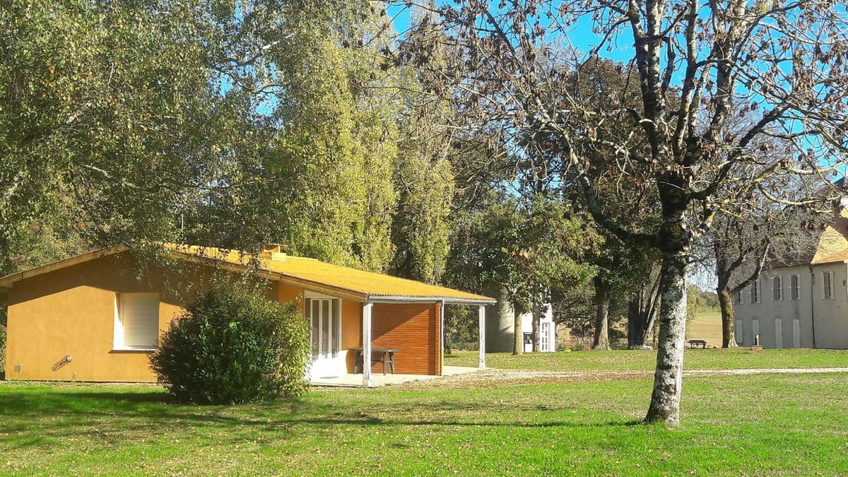 Sauze-Vaussais Cottage | Cosy cottage in Sauzé-Vaussais with shared pool