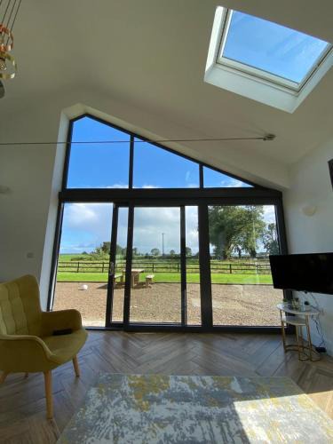 Woodford House | Cosy Cottage & Lake views