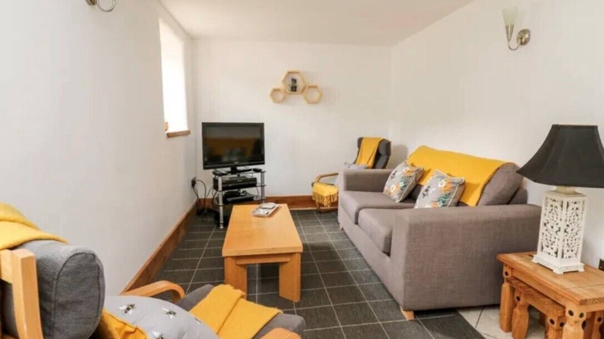 Pembridge House | Cosy cottage + optional jacuzzi. 1 of 2 cottages onsite