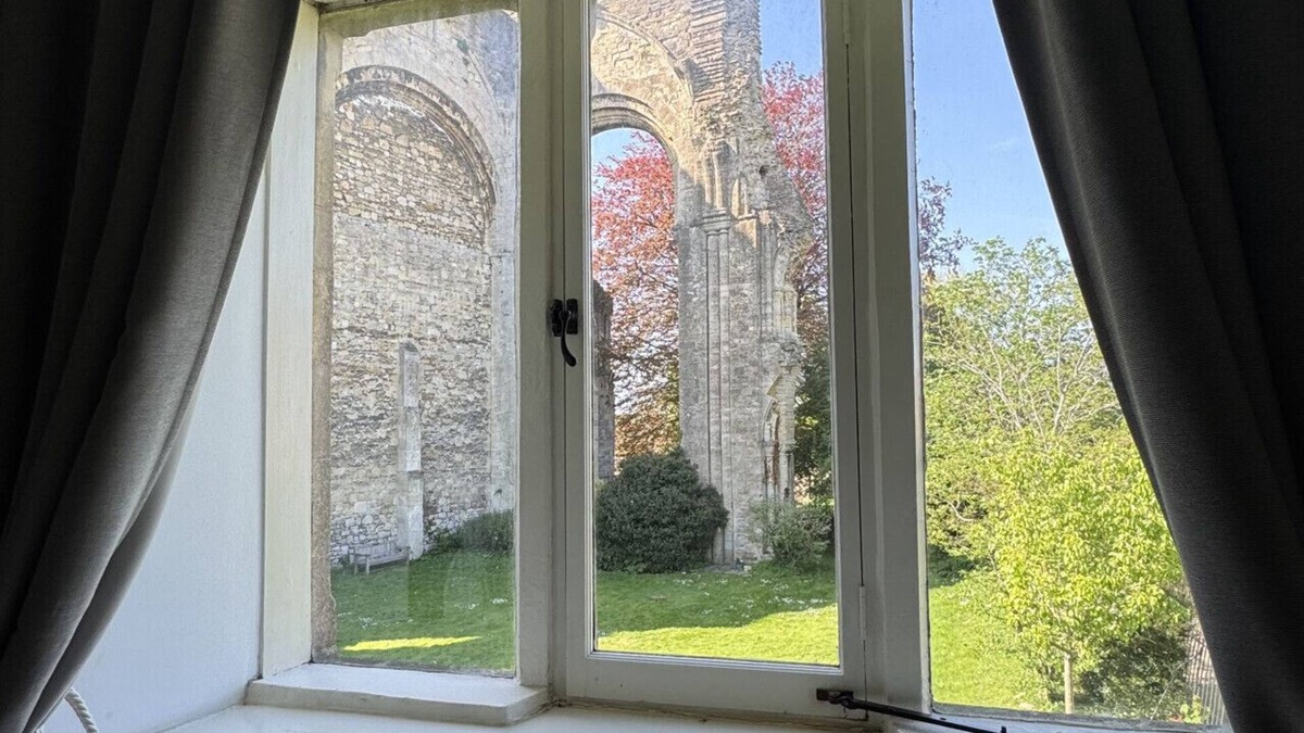 Malmesbury Cottage | Cosy Cottage Overlooking Malmesbury Abbey