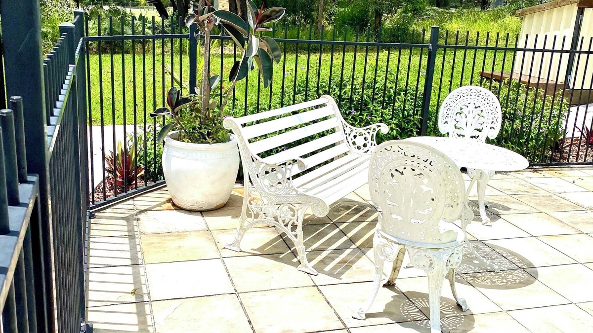 Thornlands Cottage | Cosy Cottage, peaceful acreage, pool and gardens