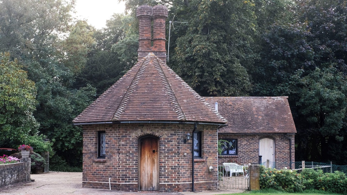 Chiddingly House | Cosy Cottage, Sleeps Max 6. Stunning Views, Indoor Pool. Perfect for Families