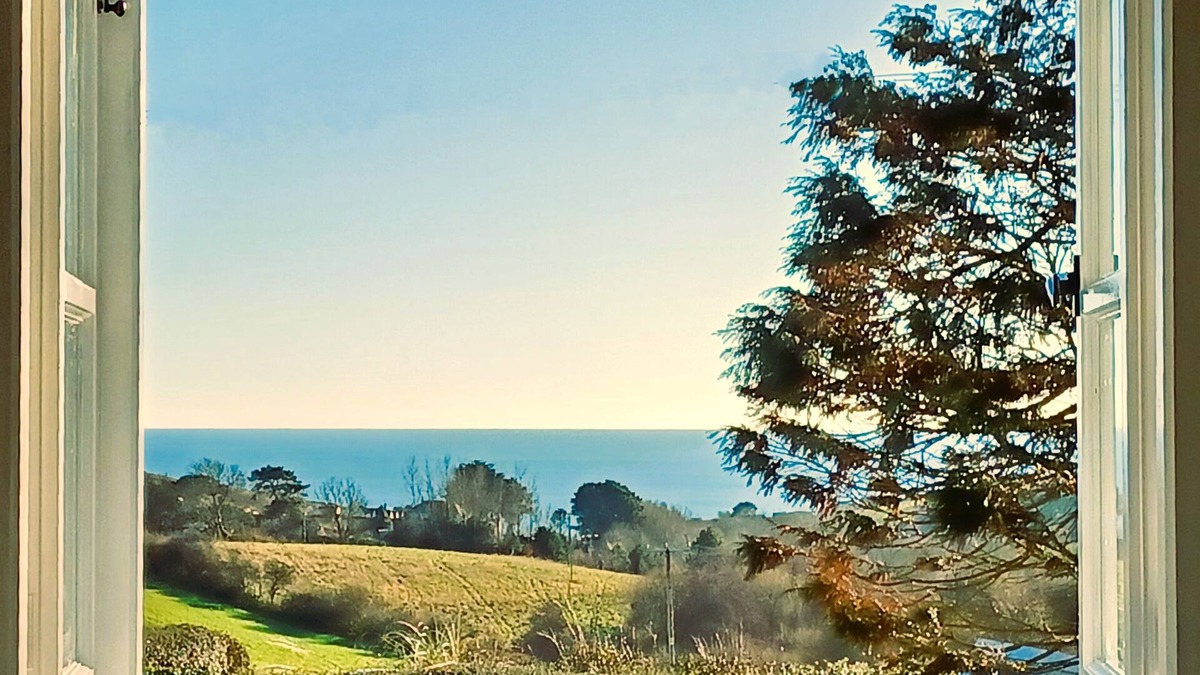 Bridport House | Cosy cottage, stunning sea views, log burner, modern kitchen, 15 mins to beach
