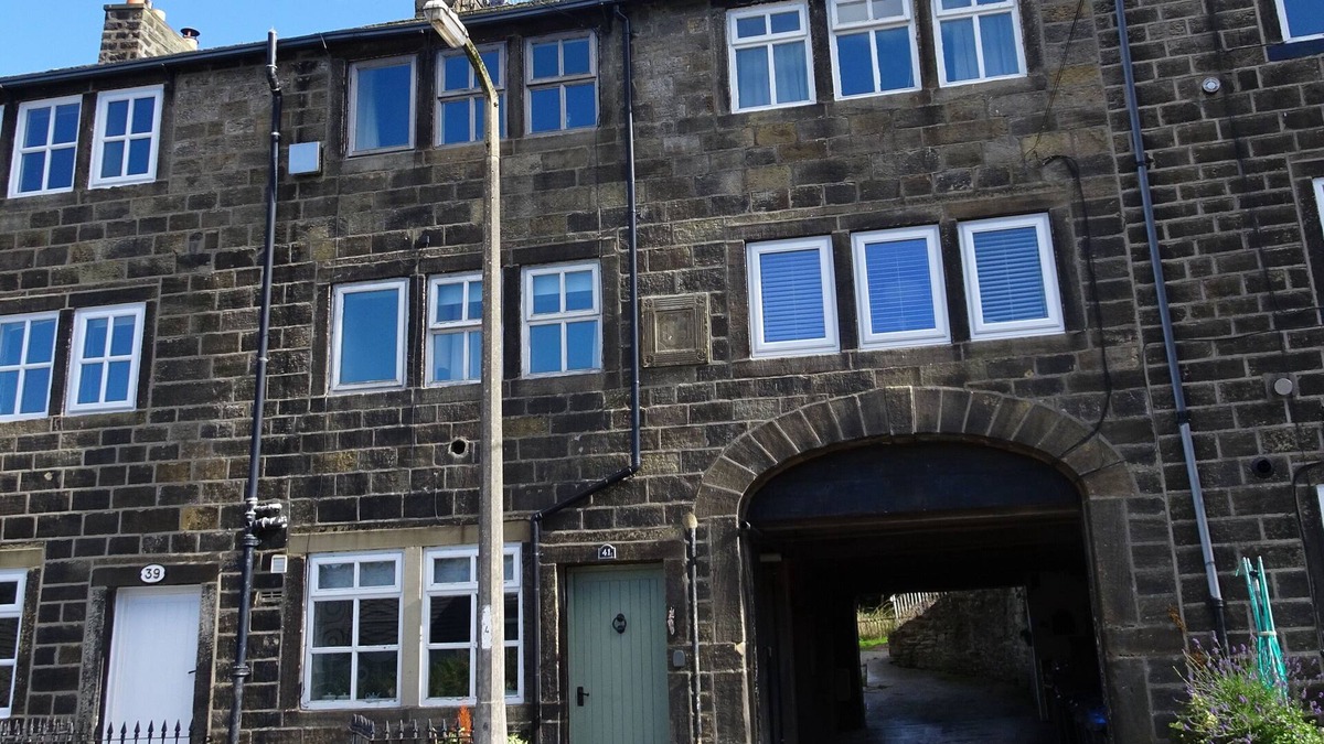 Oakworth Cottage | Cosy cottage surrounded by gorgeous green rolling hills