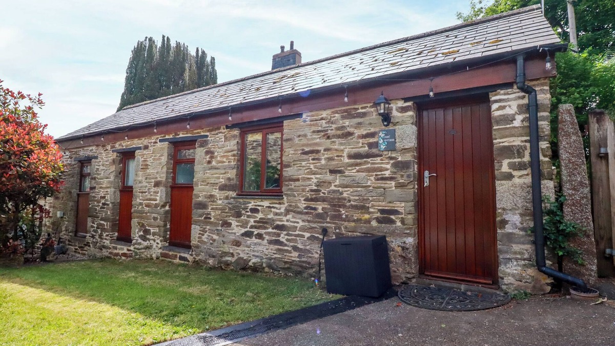 Dobwalls Cottage | COSY COTTAGE, with a garden in Dobwalls