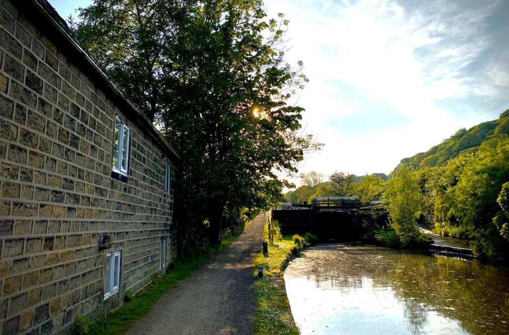 Mytholmroyd House | Cosy cottage with a canal view