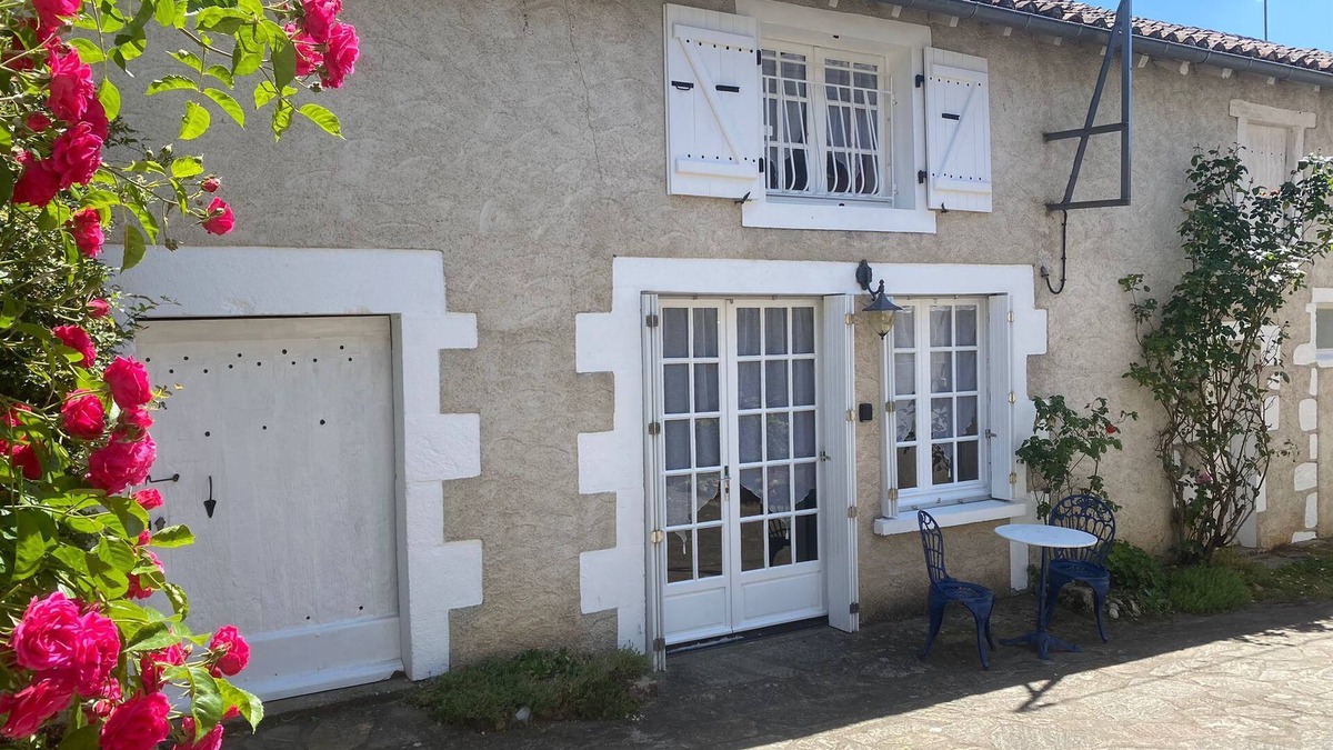 Queaux Cottage | Cosy cottage with beautiful valley view, garden & pool.