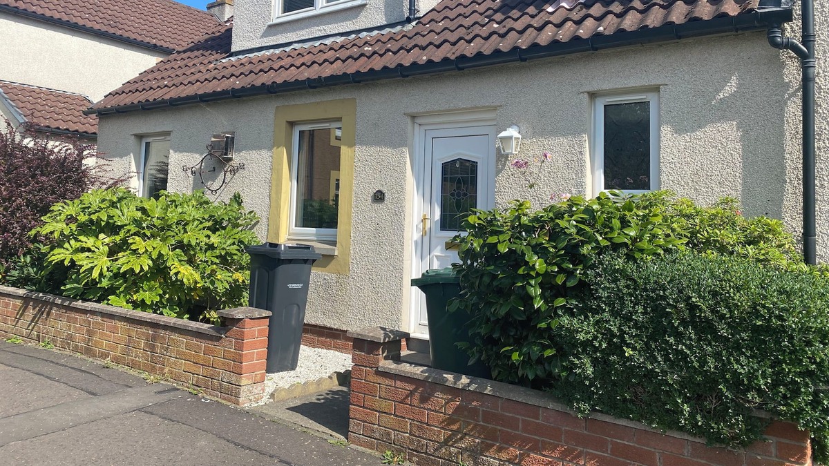 Longcroft Cottage | Cosy Cottage with free parking close to the airport