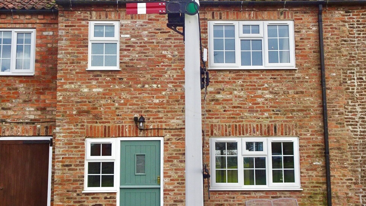 York House | *COSY COTTAGE, with shared, seasonal pool, 4 mile walk along the river to York