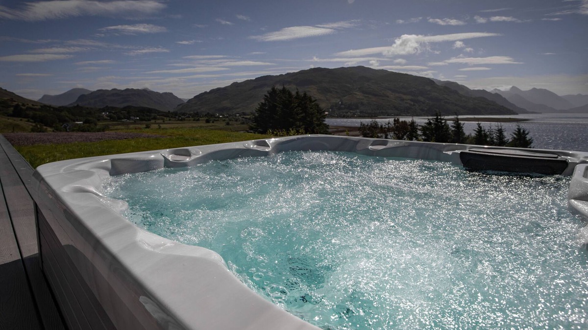Nostie House | Cosy cottage with hot tub and view of Eilean Donan Castle!
