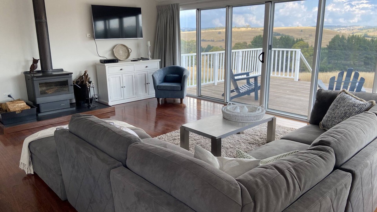 Oberon Cottage | Cosy cottage with stunning views on a working truffle farm!