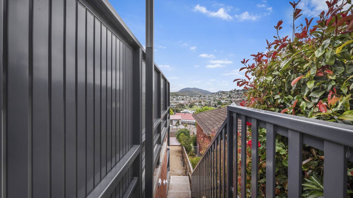 Lindisfarne Apartment | Cosy Cottesloe - Mount Wellington View