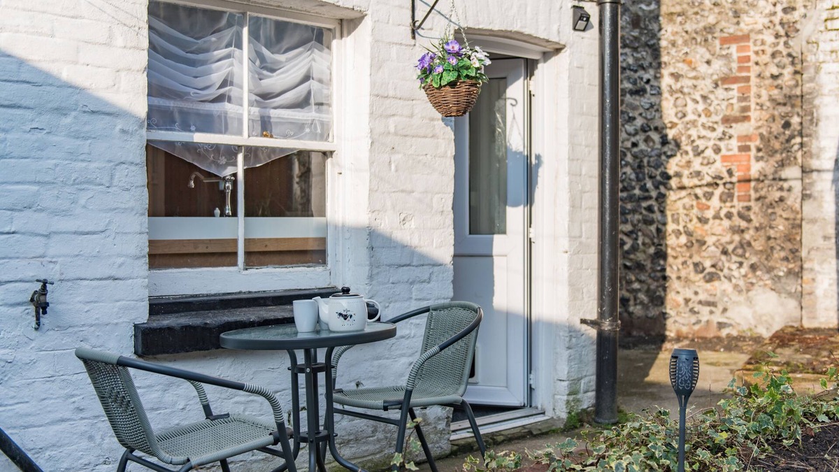 Temple Ewell Cottage | Cosy country cottage with garden, sleeping 2 guests in 1 bedroom near Deal