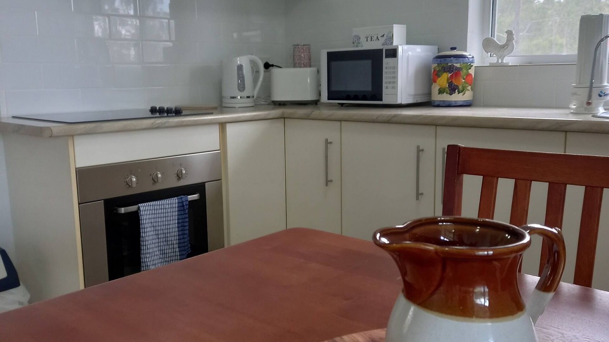 Bungadoo Cottage | Cosy Country Cottage in Bungadoo. One-bedroom quiet accommodation.