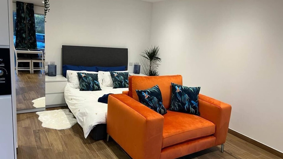 Milton Keynes Apartment | Cosy detached Annexe with off street parking