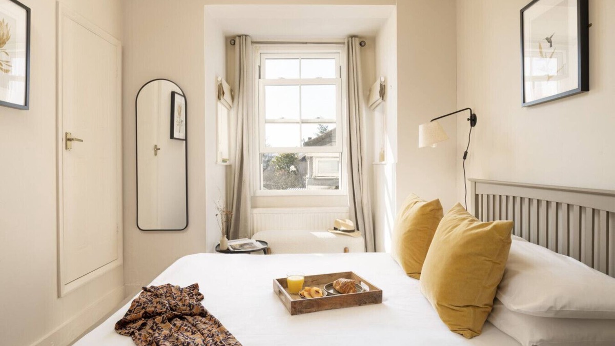 Hurstpierpoint House | Cosy double room with en-suite shower room and free WiFi