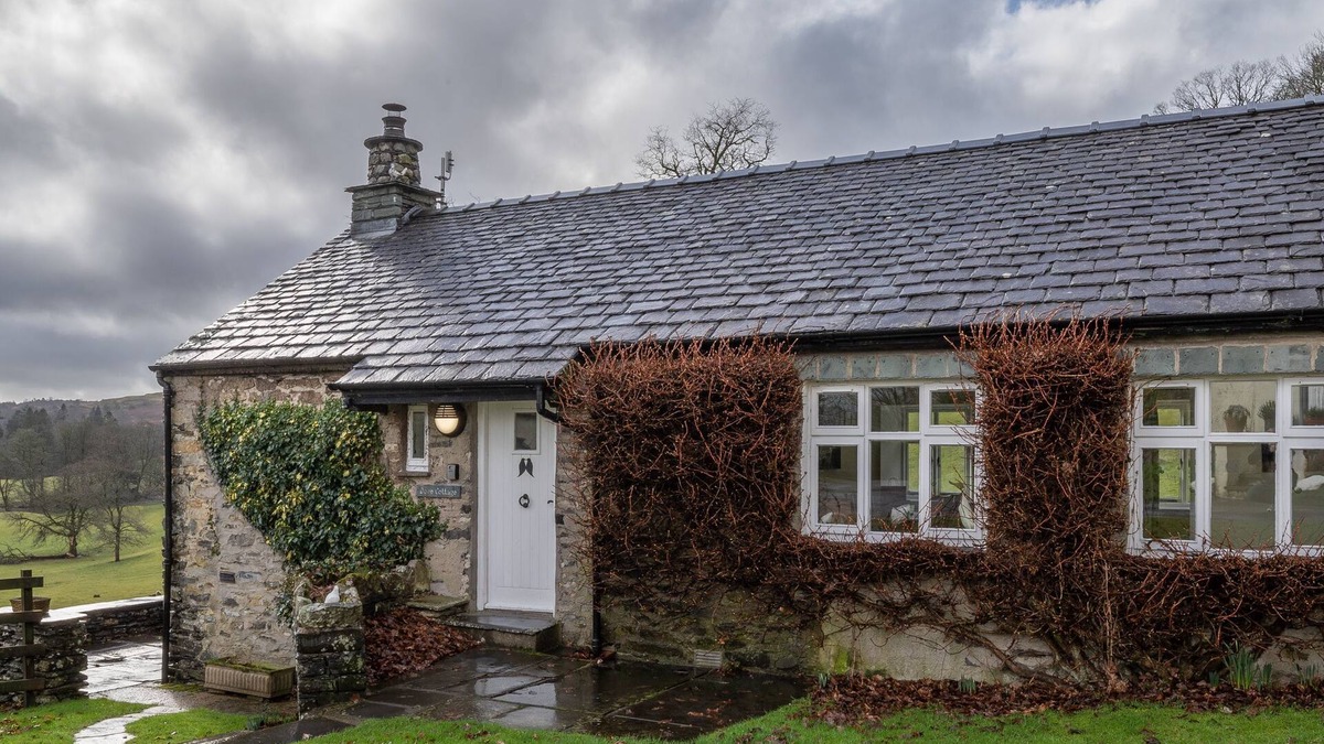 Graythwaite Cottage | Cosy Dove Cottage with Woodfired Hot tub