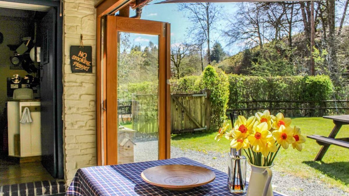 Llanfihangel Tal-y-llyn Cottage | Cosy Eco-Cottage w/garden stream: mountains & rivers to explore!