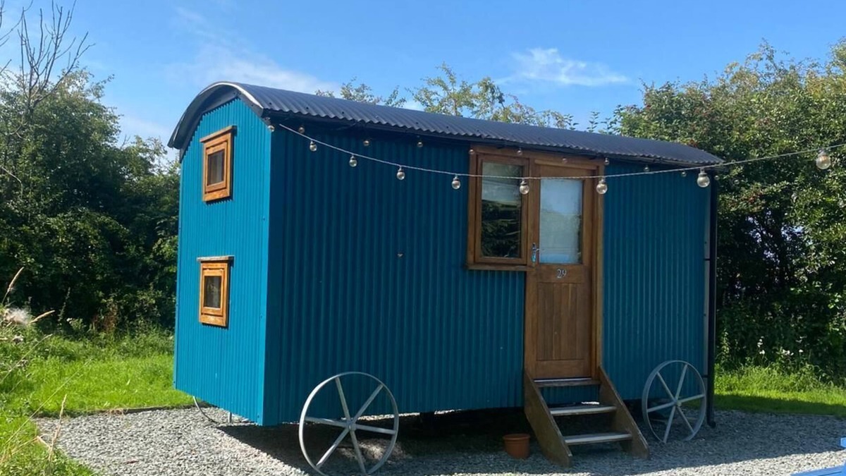 Higher Walton Cabin | Cosy en suite shepherd hut on the grounds of Historic building Samlesbury Hall