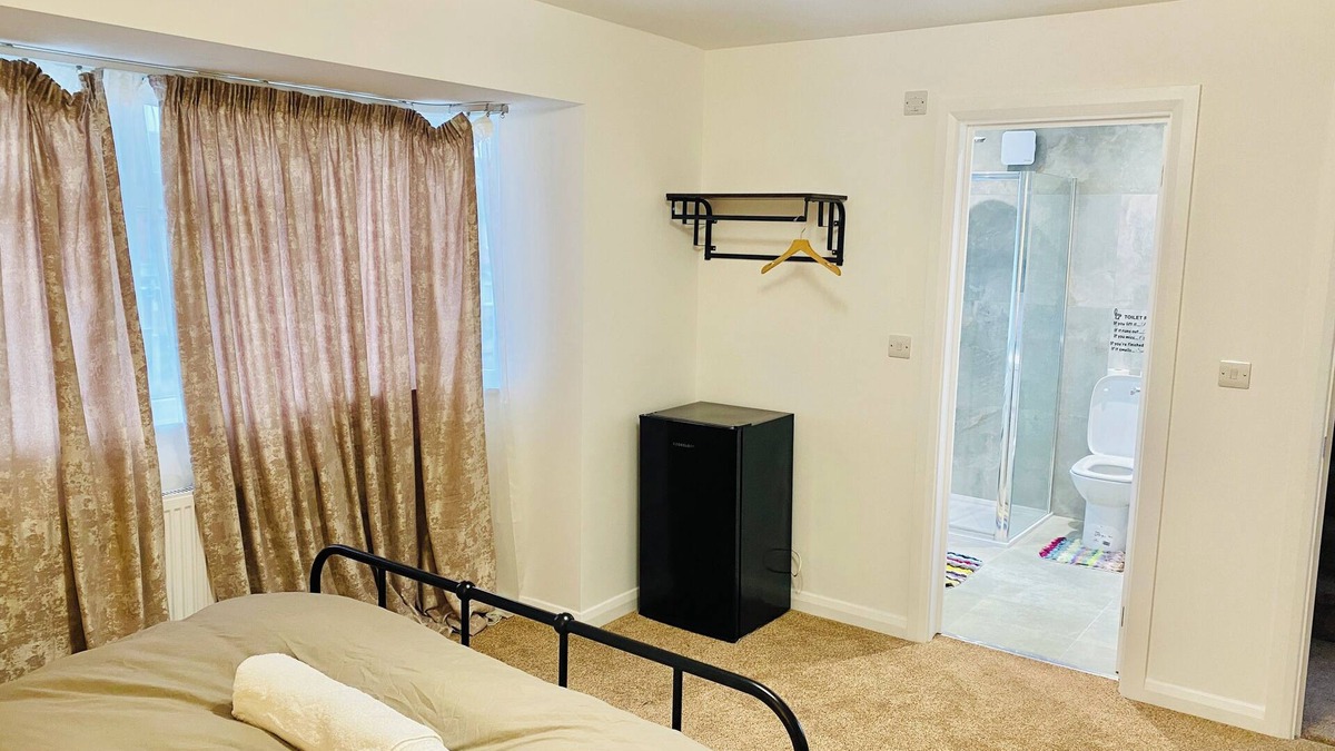 Hainault House | Cosy Ensuit in a calm environment, 1 min walk to bus stand, with free parking.