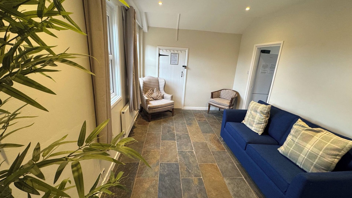 Exmouth House | Cosy Family Cottage. Sleeps 12. Close to the beach and town. Pet Friendly!