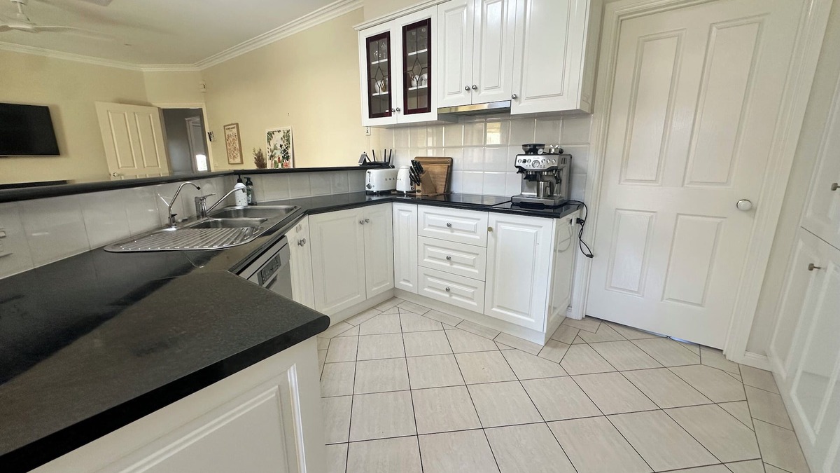 Belmont House | Cosy & family friendly townhouse in Belmont. Walk to river, shops & stadium.