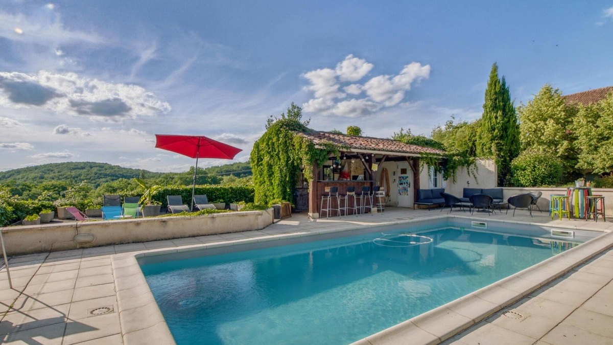 Degagnac House | Cosy family home with a shared pool
