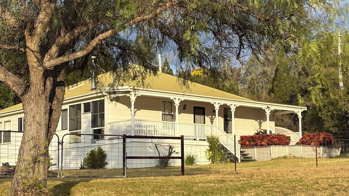 Wyberba House | Cosy Family Retreat in the heart of the Granite Belt!