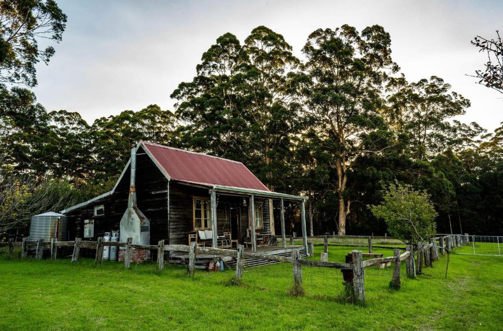 Channybearup House | Cosy Farmstay: Green Cabin at Whispering Woods