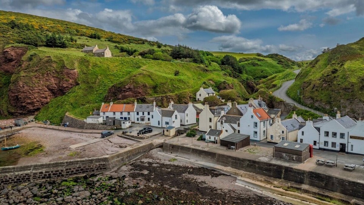 Fraserburgh Cottage | Cosy fisherman's cottage on the Pennan seafront.