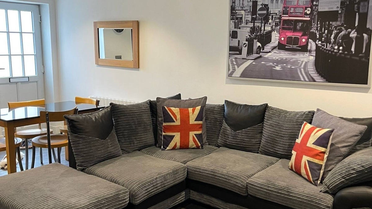 Sutton Apartment | Cosy Flat in Sutton with Parking free