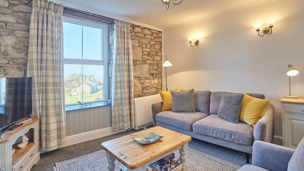 Sennen Apartment | Cosy Flat, Sea Views , Short Walk to Shops & Pub
