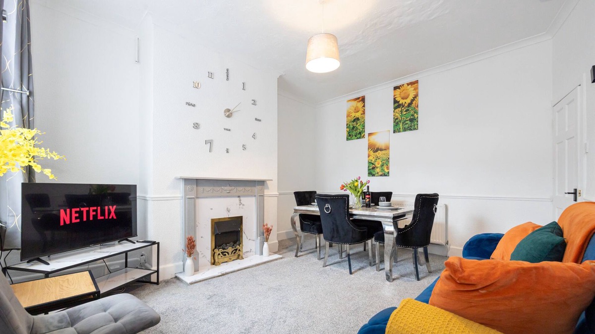 Blackburn House | Cosy Four Bedroom Terrace Rishton