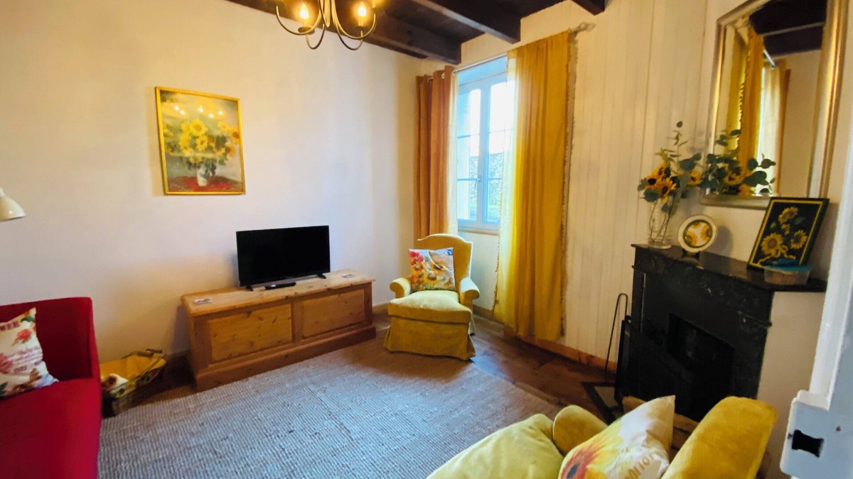 Ruffec Cottage | Cosy French cottage with access to peaceful gardens -10 mins walk to town centre