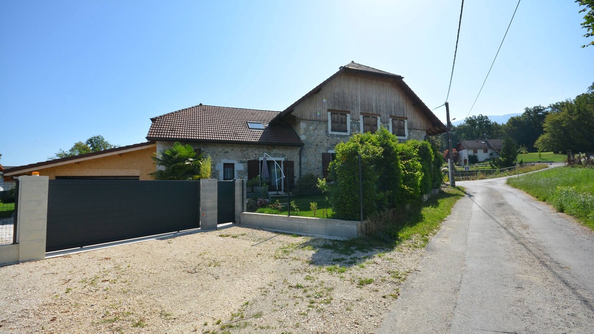 Alby-sur-Cheran House | Cosy gîte near lakes Annecy and Le Bourget