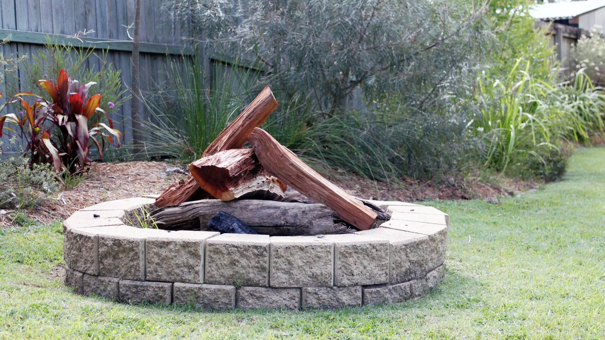 Samford Village House | Cosy Gem: 160m to Samford Village Bliss!