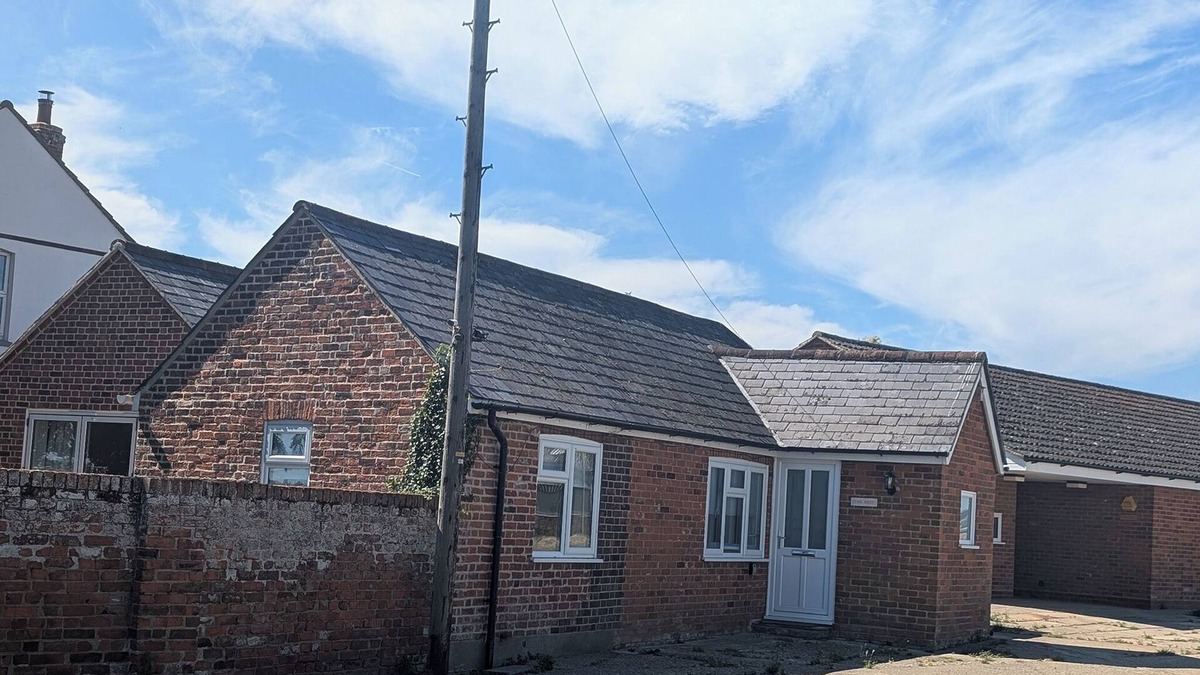 Rochford Cottage | Cosy Georgian cottage, Sleeps 6, 3 bedrooms, RSPB Wallasea Island escapes.