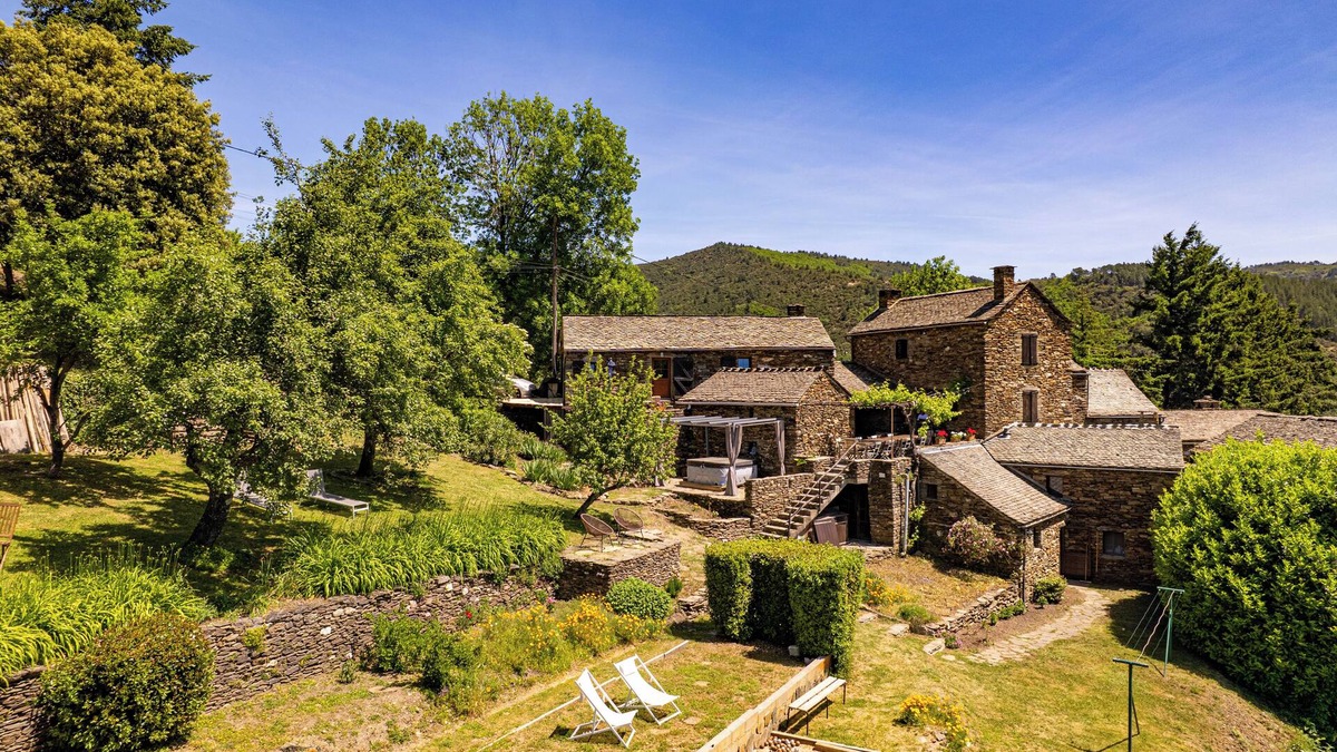 Saint-Andeol-de-Clerguemort House | Cosy gîte with view, jacuzzi & pool - heart of the Cévennes, hiking, relaxation.
