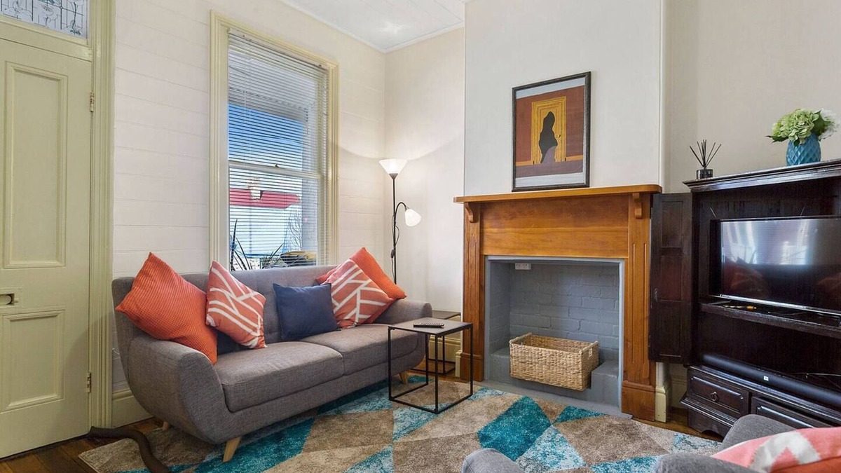 Glebe Cottage | Cosy Glebe Cottage Stroll to Central Hobart