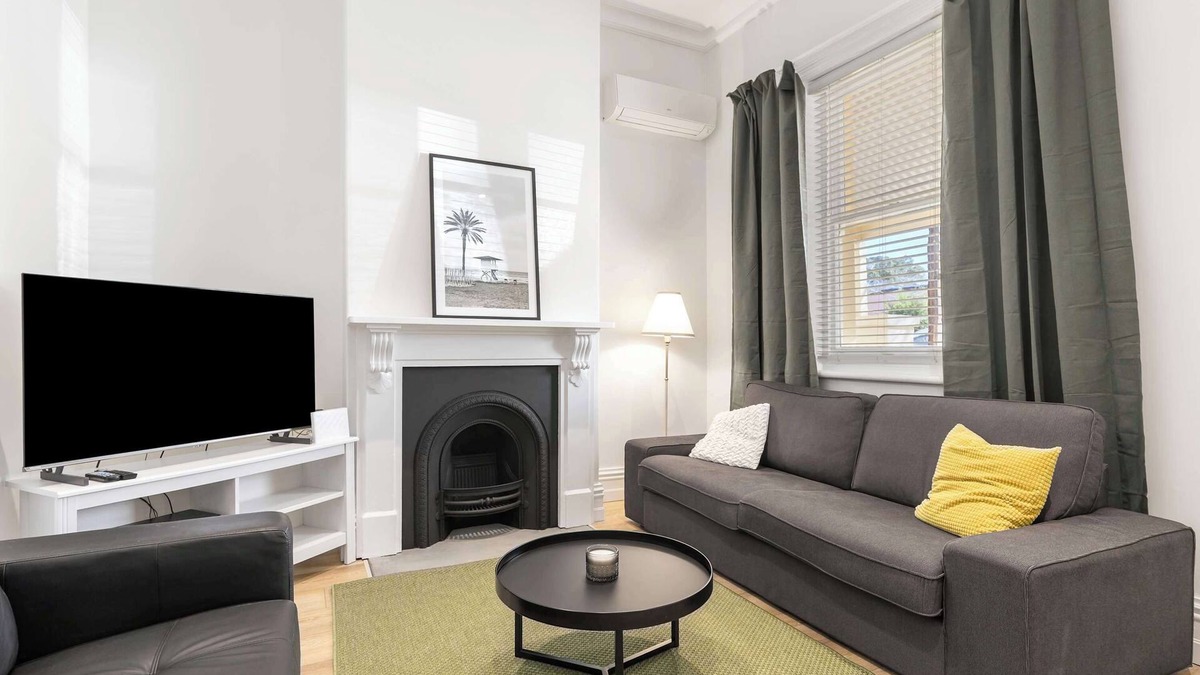 Glenelg South House | Cosy Glenelg South Family Cottage| Close To Beach | Pets Welcome