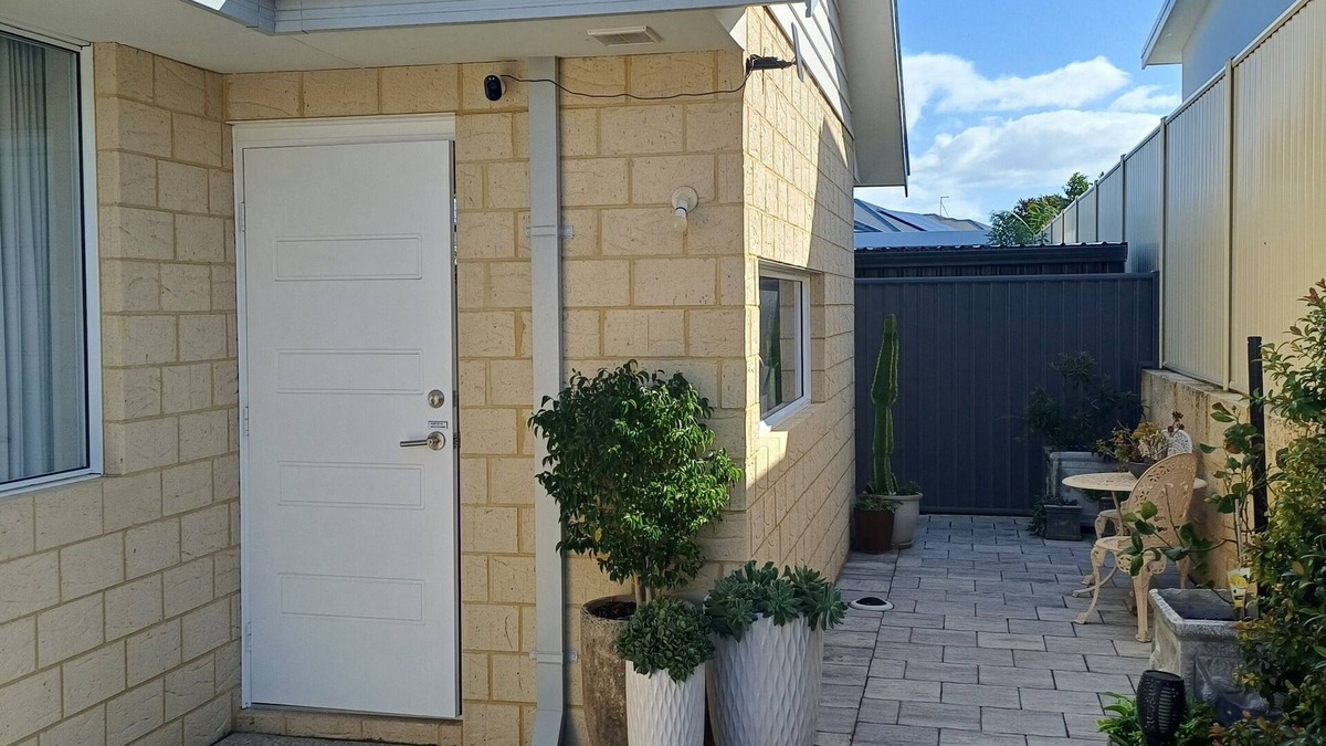 Burns Beach Apartment | Cosy granny flat only 2 minute walk to beach with off street parking