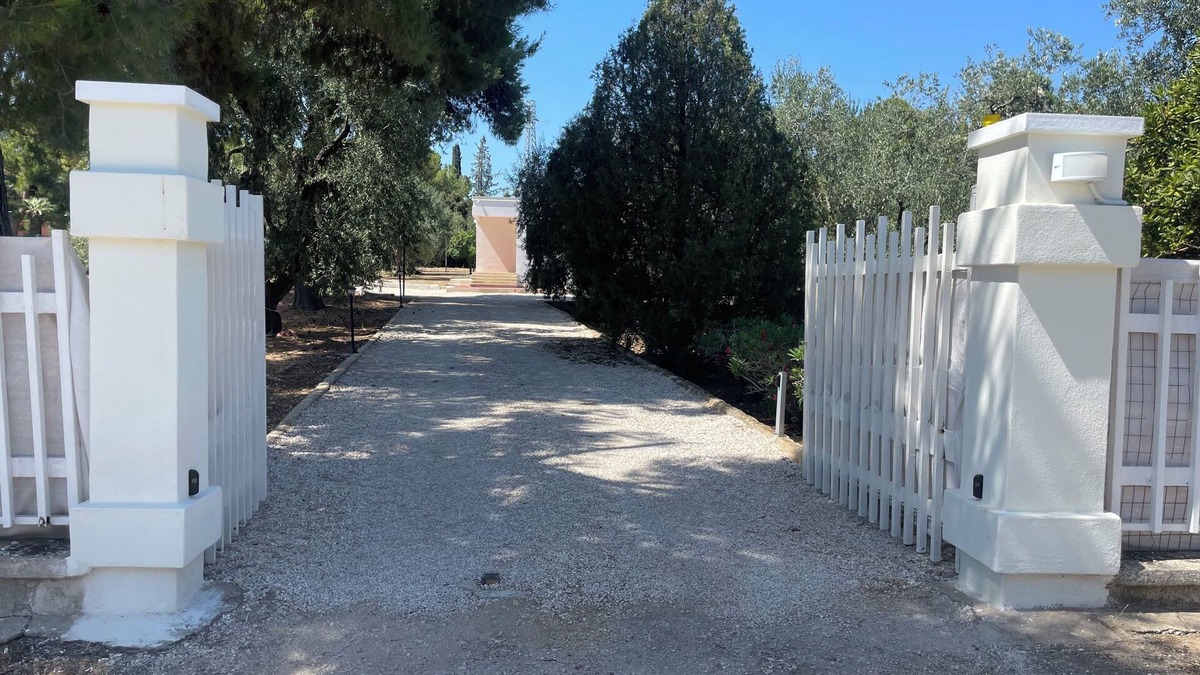Trani Villa | Cosy guest house on private olive orchard estate surounded by fruit trees.