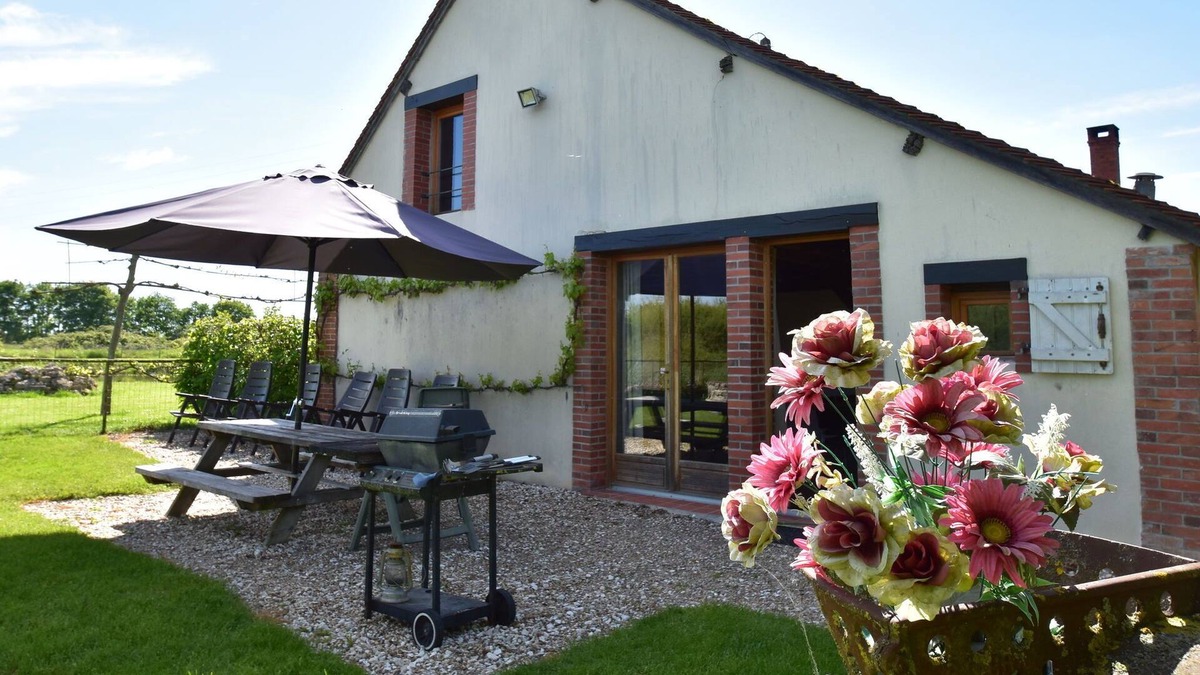 Oussoy-en-Gatinais House | Cosy Holiday Home in Oussoy-en-Gâtinais with Library
