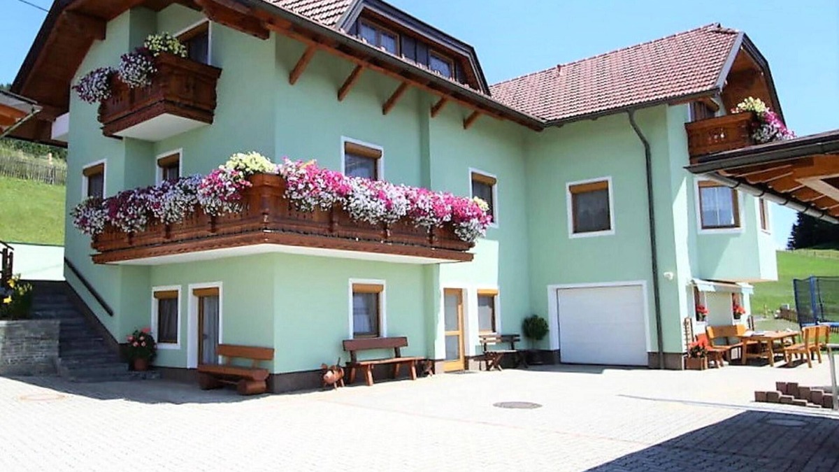 Liebenfels Apartment | Cosy holiday apartment with large garden and pool