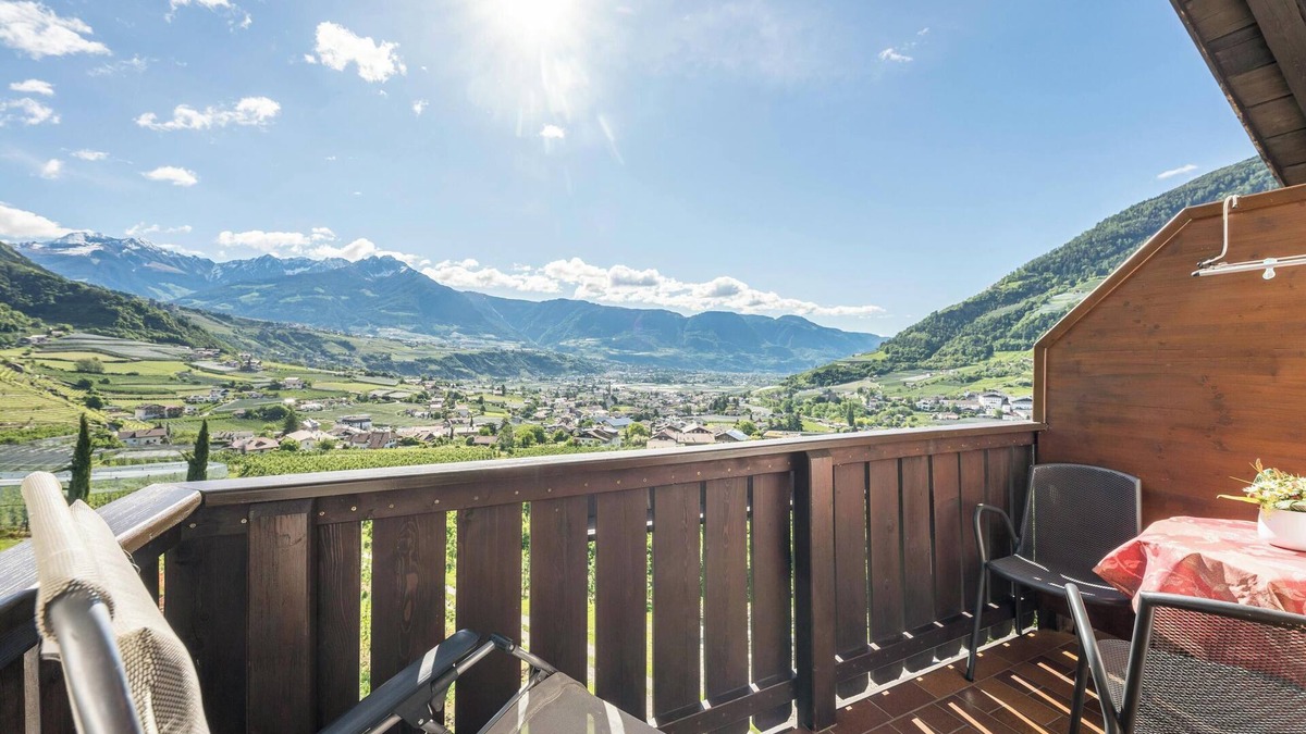 Lagundo Apartment | Cosy Holiday Apartment Kornus with Mountain View