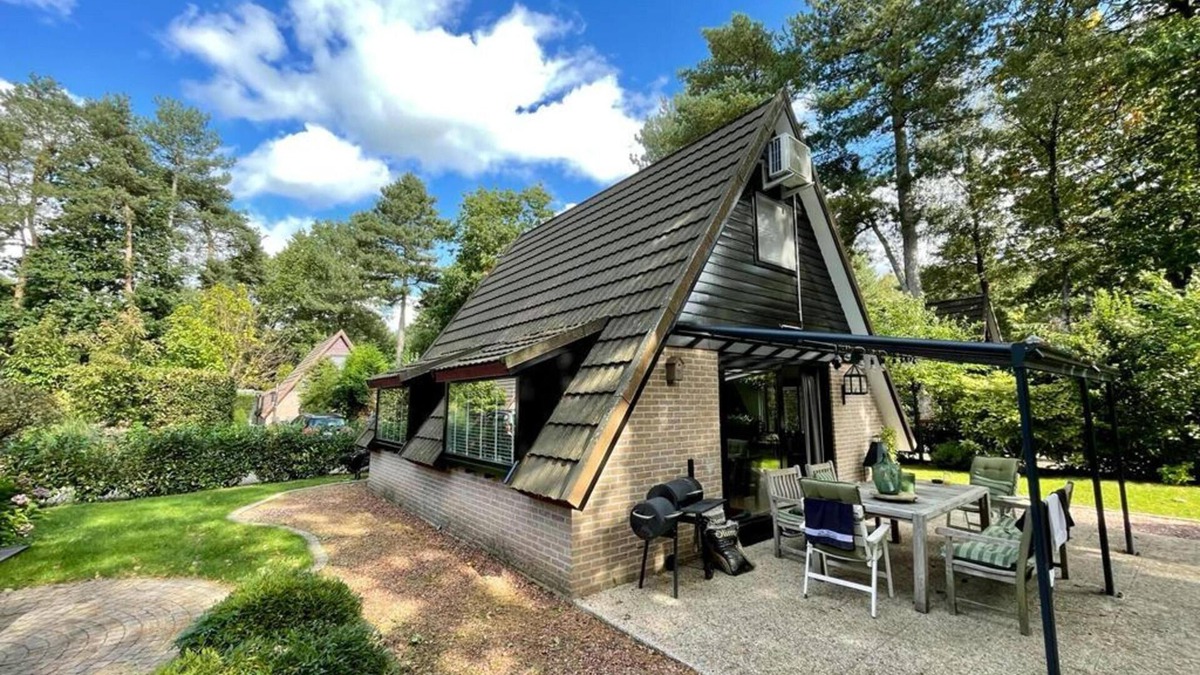 Rekem House | Cosy holiday home in wooded area near lake