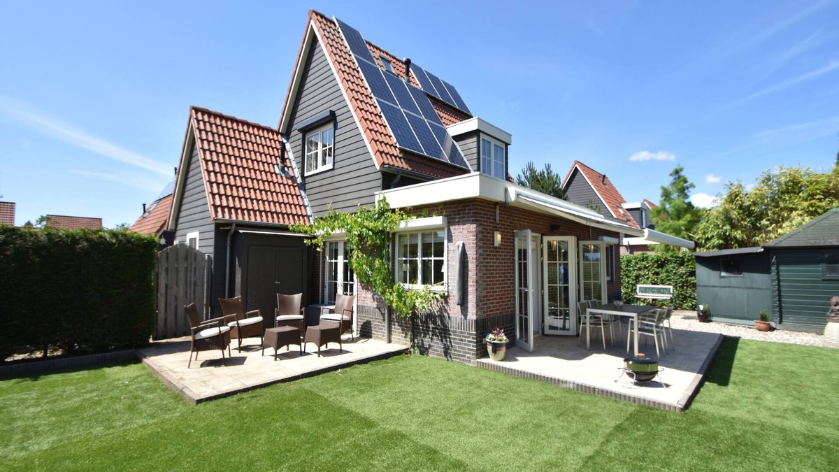 Oude-Tonge House | Cosy holiday home with large garden